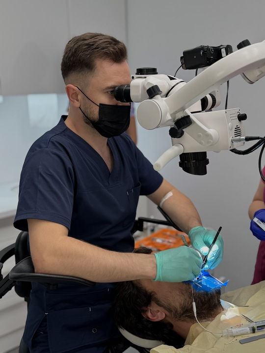 Medic stomatolog folosind microscop dentar profesional - Tratamente de precizie la Cornescu Dent Brașov